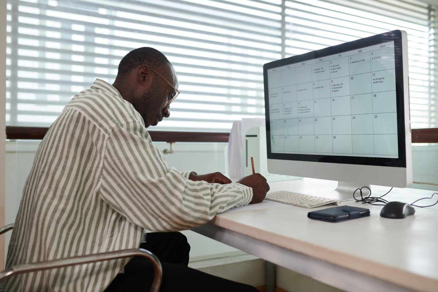 Circuits de demandes (RH, achats, congés, missions)